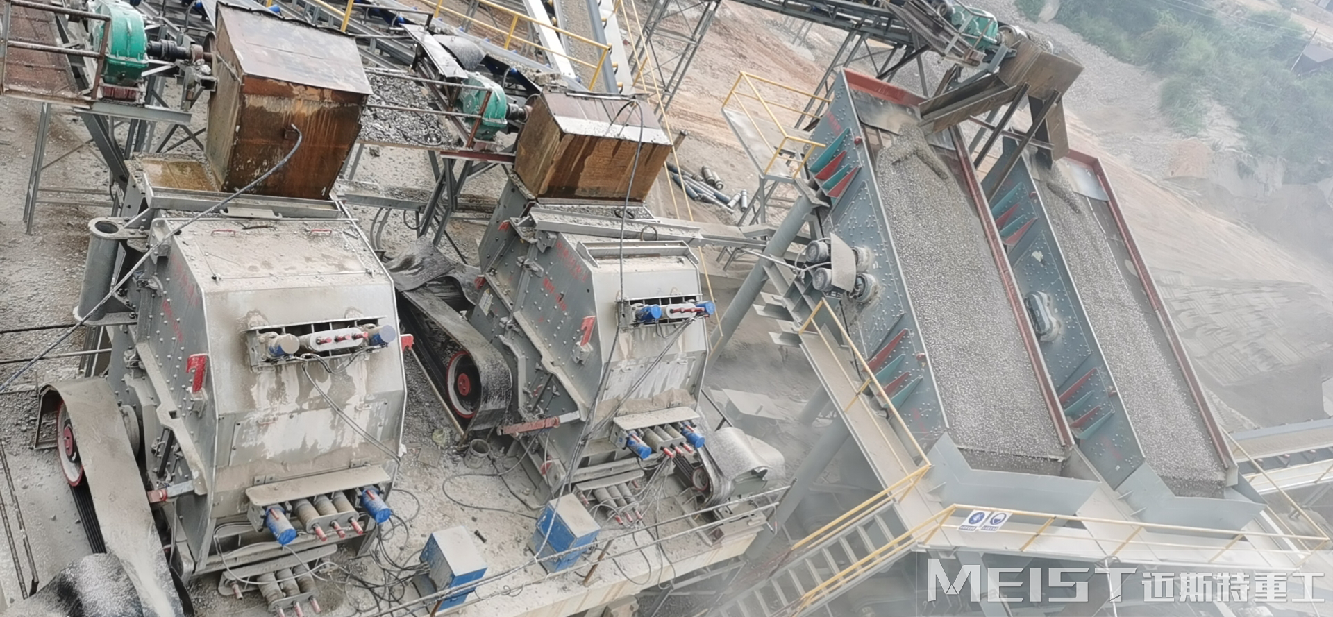 石林時(shí)產(chǎn)1000噸生產(chǎn)線，采用NP1620歐版反擊式破碎機(jī)