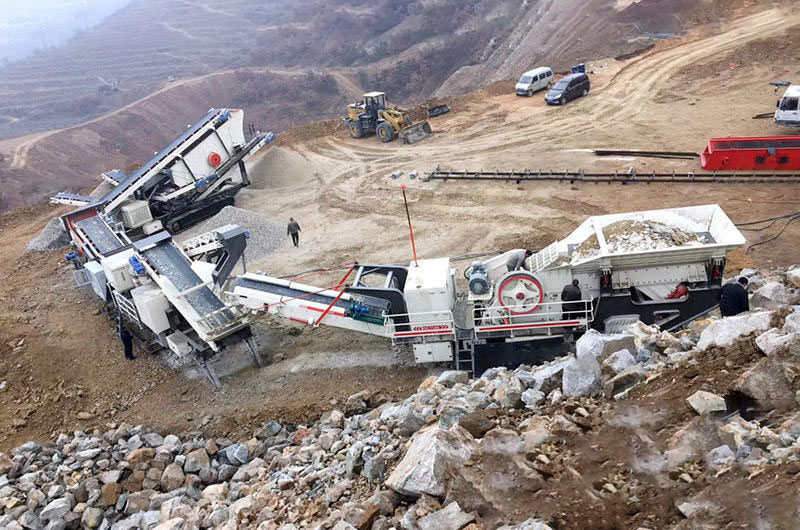 移動(dòng)破碎站三機(jī)聯(lián)合破碎生產(chǎn)現(xiàn)場